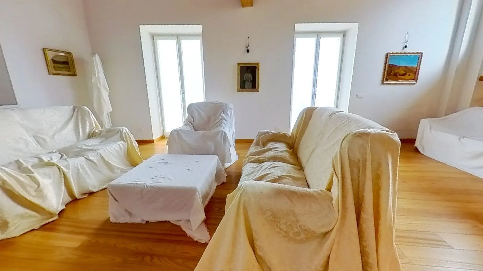 Il sottotetto com'è oggi, con i mobili coperti dai teli